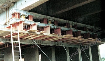 在桥墩重建中,8个配有倾斜式鞍座的CLSG-2506组装在一起,提升大桥